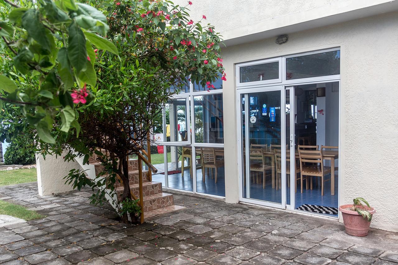 La Terrasse Hotel Port South East Exterior photo